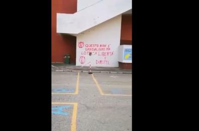 Foggia, scritte «no-vax» su muri di due scuole, indaga la polizia