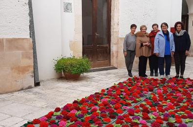 Conversano, è record per il tappeto di rose fatte all'uncinetto 