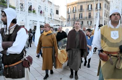 Bari, pronti al debutto i figuranti del tradizionale corteo di San Nicola. VIDEO