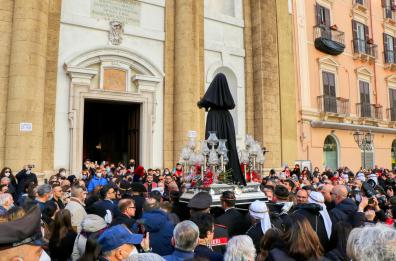 Riti Sacri a Taranto, pieno di fedeli il percorso dell’Addolorata