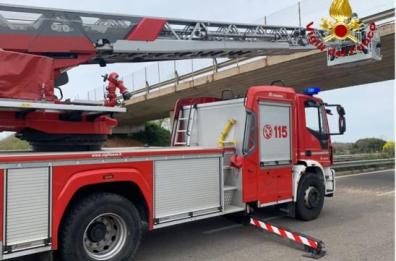 Sternatia, dal ponte piovono calcinacci: provinciale chiusa al traffico