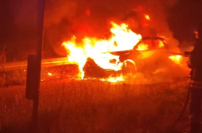 Brindisi, paura in strada: l'auto s'incendia col conducente a bordo