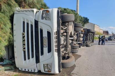 Bari, tir si ribalta nei pressi del porto: deviato il traffico dei mezzi pesanti
