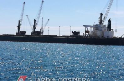 Scarsa sicurezza a bordo, fermata nave mercantile a Taranto