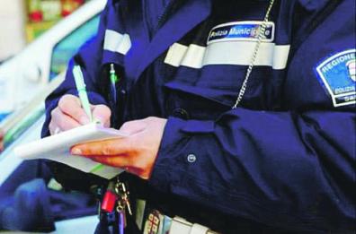 Multe annullate in cambio di regali a Lecce: le vigilesse non rispondono al gip