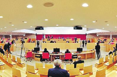 Il centrodestra protesta: «Poltronificio Regione»