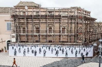 I profughi invadono la città di Lucera, è l'arte che fa riflettere