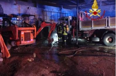 Gallipoli, in fiamme autocarri ed escavatori nel deposito di un'azienda