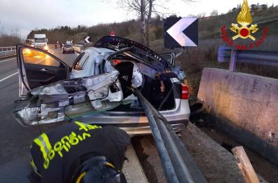 Auto finisce contro il guardrail sulla Potenza-Melfi: morta ragazza di 25 anni. Il cordoglio di Bardi