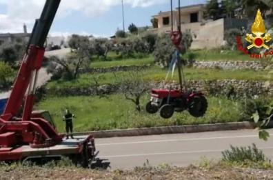 Brindisi, il trattore finisce nella scarpata: conducente in ospedale