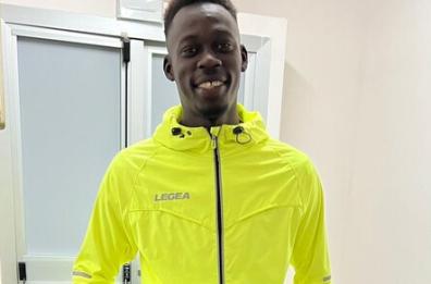Dal viaggio sul barcone al fischietto da arbitro nel Foggiano: la storia di speranza del gambiano Ebrima Gaye