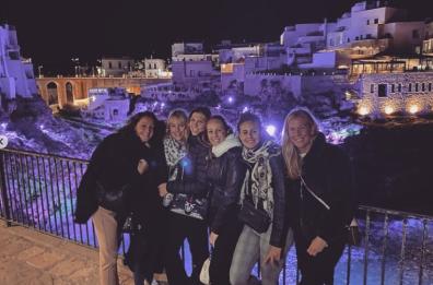 Federica Pellegrini dice «addio» al nubilato in Puglia: insieme alle damigelle a Polignano