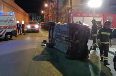 Brindisi, scontro tra 2 auto in città: una si ribalta, 3 donne ferite