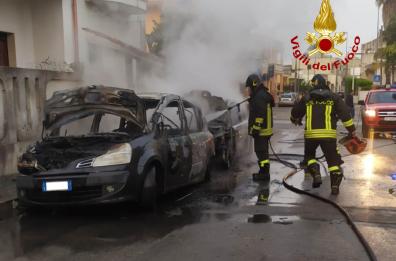 A Taurisano bruciano le auto di madre e figlio: indaga la polizia