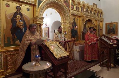 Pasqua ortodossa, gli ucraini in ginocchio nel tempio di Bari