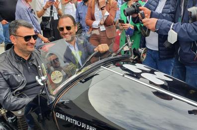 Che bella è la festa del Bari in B: Decaro e De Laurentiis in giro in auto d'epoca