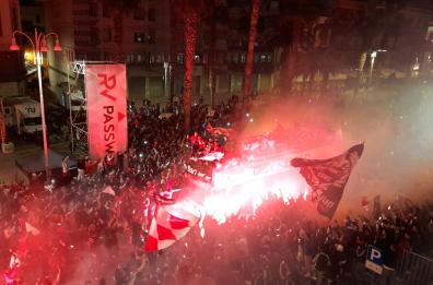 Che bello è il bus del Bari che arriva in centro: la festa con i tifosi