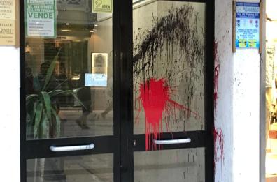 Taranto, da un corteo di protesta imbrattano i comitati elettorali. Indaga la Digos