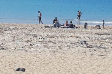 Brindisi, mare bello e spiagge sporche, il biglietto da visita lasciato alle turiste spagnole
