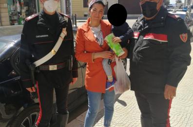 Massafra, bimbo di 2 anni resta bloccato in auto sotto il sole: salvato dai carabinieri 
