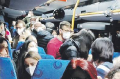 Gli operatori sanitari pendolari per Foggia stivati sui bus come su «carri-bestiame»