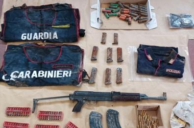 A Cerignola kalashnikov e munizioni nascoste in un casolare abbandonato
