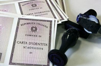 Svolta della Consulta, doppio cognome ai figli: così mamma e papà sono liberi di fare come gli pare
