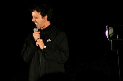 La comicità di Luca Ravenna arriva a Bari con lo show «568»