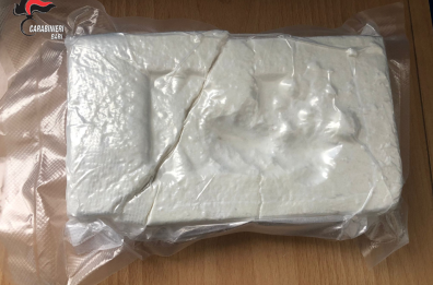 Modugno, sfreccia nel centro storico con un chilo di cocaina in auto: arrestato