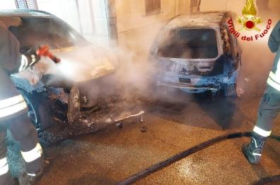Brindisi, altra notte di fuochi: bruciate due auto in via Trento