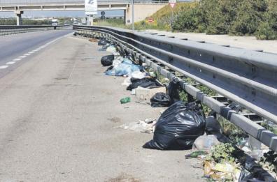 Bat, la strada statale «16 bis» assediata dai rifiuti