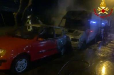 Furgoni in fiamme a Brindisi, si indaga per dolo