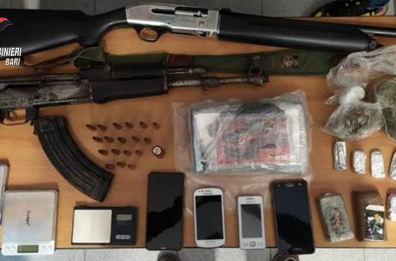 Modugno, carabinieri trovano kalashnikov, fucile e oltre un chilo di droga tra cocaina e marijuana: due arresti
