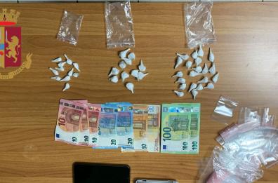 Taranto, polizia scopre piazza di spaccio in via Dante grazie a un insolito viavai di persone: 41enne arrestato