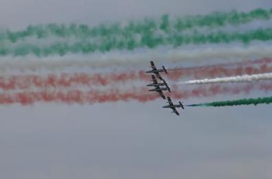 Bari, le Frecce Tricolori in volo acrobatico sul lungomare per la festa di San Nicola