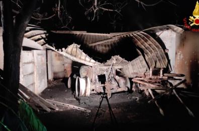 Latiano, fiamme nell'azienda agricola: brucia un trattore, morti due animali