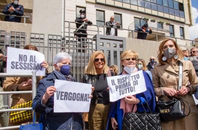 Basilicata, protesta per chiedere dimissioni consigliere Leone dopo frase sessista, lui chiede scusa