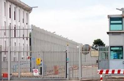 Carcere Taranto, poliziotto preso a calci e pugni da detenuto: rischia di perdere un occhio