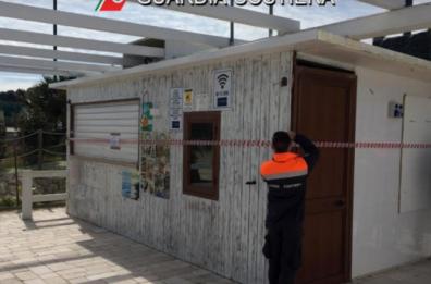 Da Zapponeta a Marina di Chieuti irregolarità in 12 lidi: sequestri e denunce
