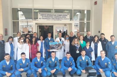 I piloti delle Frecce Tricolori in visita dai bimbi ricoverati a Bari