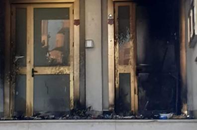 Sannicandro di Bari, incendio all'ingresso del Comune: l'autore ripreso dalle telecamere