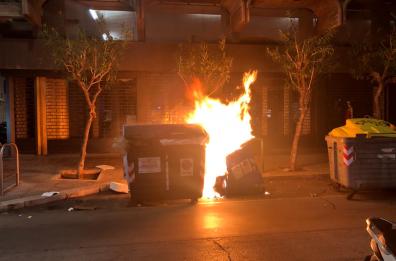 Bari, danno alle fiamme un cassonetto in pieno centro 