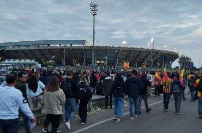 Lecce, cresce l'attesa per la sfida promozione: c'è già aria di festa. Foto e Video
