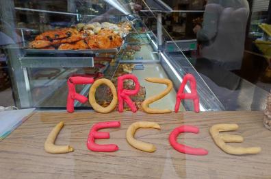 Lecce si tinge di giallorosso, la febbre da serie A non risparmia nessuno