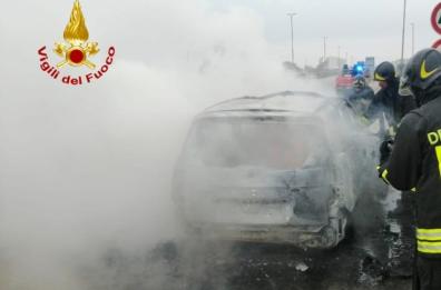 Brindisi, auto prende fuoco durante la marcia: passeggero in salvo