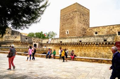 Viaggio nelle strade di Bari: la via del Castello ai piedi di Federico