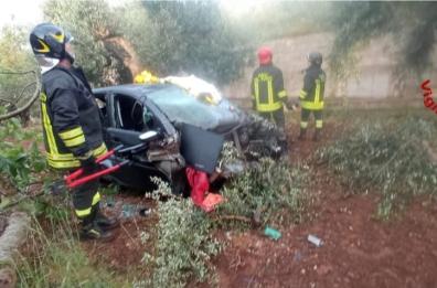 Schianto in auto contro gli alberi di ulivo, muore 21enne nel Brindisino