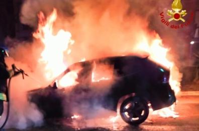 Brindisi, rogo in largo Peucezio , un suv distrutto dalle fiamme