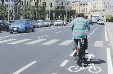 Bari, piste ciclabili e città sostenibile: il cambiamento è «light»