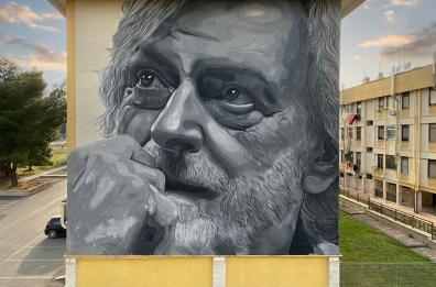L'omaggio di Andria a Gino Strada: un mega murales dipinto in 5 giorni